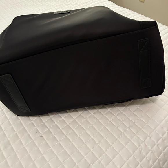 MO35 With a sleek and water-resistant nylon twill with vegan leather details, - Picture 3 of 7